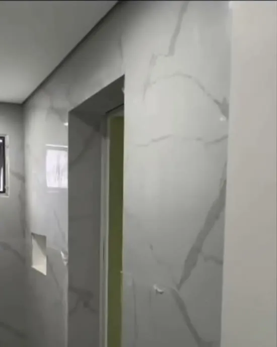 Aplicação de revestimento marmorizado claro em uma casa.