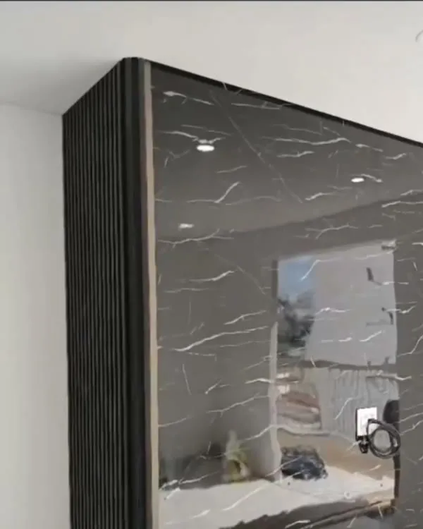 Aplicação de revestimento marmorizado escuro em uma casa.